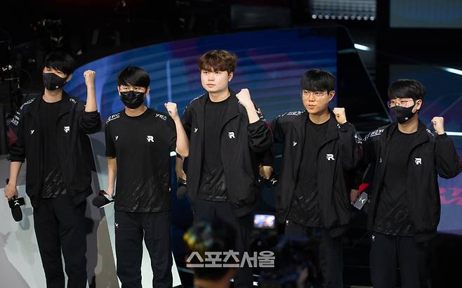 KT 롤스터 선수단이 LCK 스프링 플레이오프 1라운드에서 승리한 후 파이팅 포즈를 취하고 있다. 종로=김민규 기자 kmg@sportseoul.com