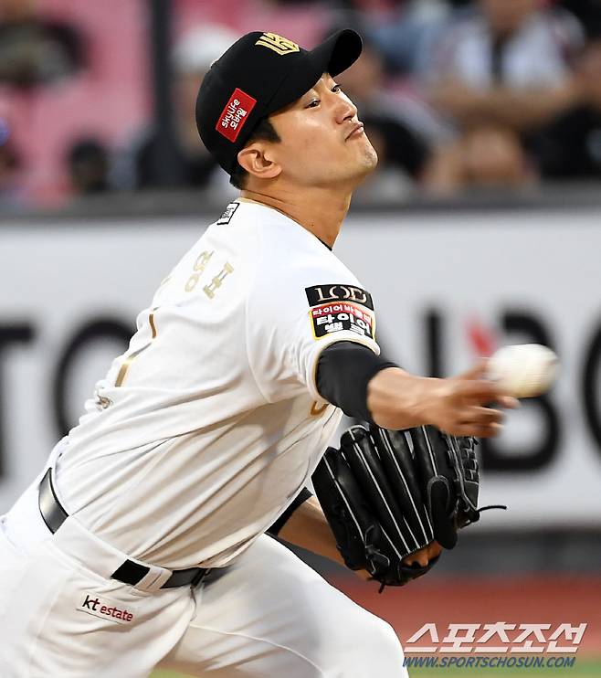 선발투수 고영표를 연장11회 마운드에 올린 KT 이강철 감독의 초강수 '초구는 땅볼 유도를 위해 체인지업이었다'