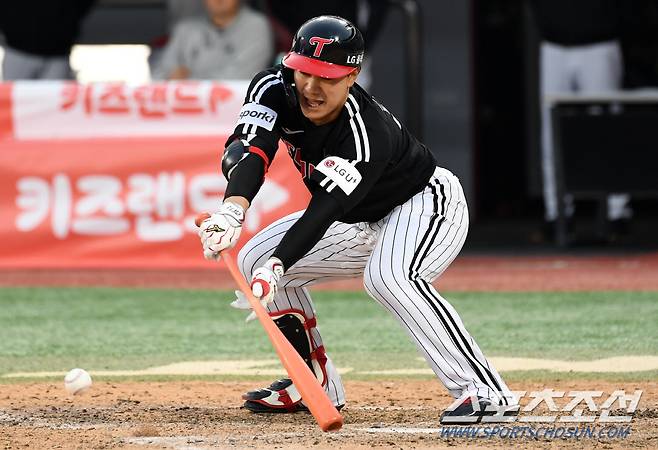 염갈량의 스퀴즈번트 작전을 수행하는 베테랑 이천웅