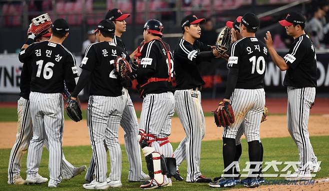 베테랑의 진가를 보여준 이천웅은 후배들과 승리의 기쁨을 만끽했다
