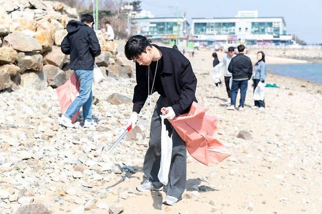 지난달 31일 영종도 거잠포해변 일대에서 진행된 ‘반려해변 정화활동’에는 올해 입사한 HMM 신입사원을 비롯해 임직원들과 해양경찰, 덕교어촌계원 등 50여명이 참석했다.＜사진제공:HMM＞