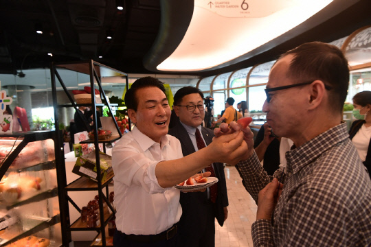 백성현 논산시장이 지난 3월 30일 방콕 엠쿼티어 백화점에서 '논산딸기 판촉전'을 진행하고 있다. 사진=논산시 제공