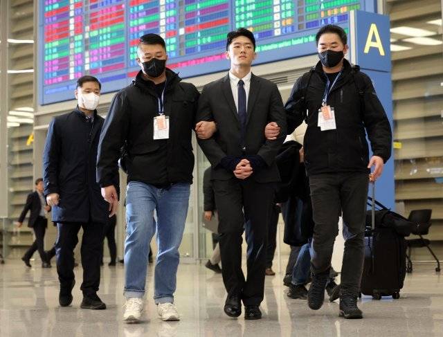전두환 전 대통령 일가에 대한 폭로성 발언을 해온 손자 전우원 씨가 28일 오전 인천국제공항에서 서울경찰청 마약범죄수사대에 마약 투약 혐의로 체포된 뒤 입국장을 나서고 있다.  공동취재사진