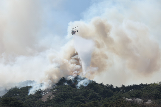 2일 오후 산불이 발생한 서울 종로구 인왕산에서 소방헬기가  진화작업을 하고 있다.  [연합뉴스]