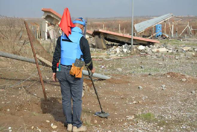 작업자가 지뢰 탐지 작업을 진행하는 모습(사진=적십자국제위원회)