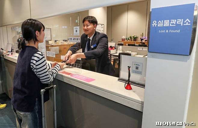 지난달 31일 인천공항 제2여객터미널 유실물센터에서 근무하는 김동윤 인천공항운영서비스㈜ 사원(오른쪽)이 유실물 수령을 위해 센터를 찾은 여객을 응대하고 있다. 인천국제공항공사 제공