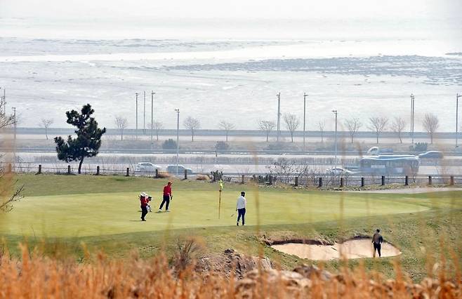 클럽72를 방문한 고객들이 골프 플레이를 즐기고 있다. 사진=클럽72 제공.