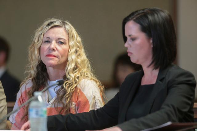 자녀 2명을 살해한 혐의로 기소된 로리 밸로우 데이벨(왼쪽)이 2020년 3월 6일 미국 아이다호주 렉스버그에서 열린 법정 청문회에 출석해 있다. 렉스버그=AP 연합뉴스