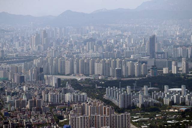 남한산성에서 바라본 서울 강남과 송파 지역 모습. 연합뉴스