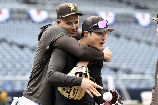 <yonhap photo-2366=""> 매니 마차도와 김하성. AP=연합뉴스</yonhap>