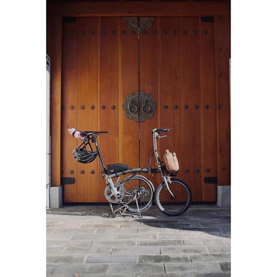 다양한 액세서리로 장식한 브롬톤 자전거. 브롬톤코리아 인스타그램.