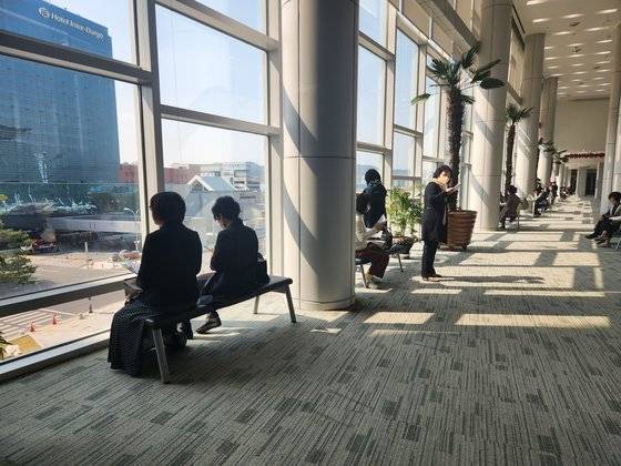 지난달 28일 대구 북구 엑스코 3층에서 '아름다운 이야기 할머니' 지원자들이 저마다 자료를 암기하며 면접을 준비하고 있다. 김정석 기자