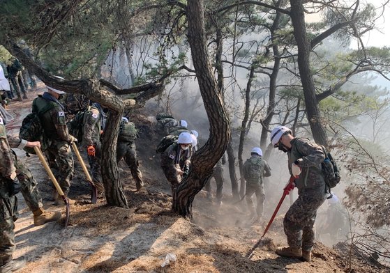 2일 오후 화재가 발생한 서울 종로구 인왕산에서 군 장병들이 진화 작업을 하고 있다. 사진 서울시