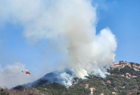 2일 서울 종로구 인왕산에서 산불이 발생해 산림청 헬기가 진화작업을 하고 있다. 뉴스1