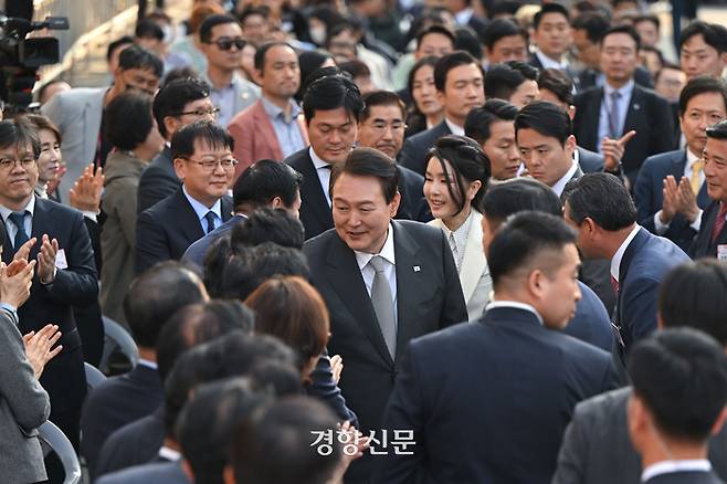 대구 서문시장 100주년인 지난 1일 윤석열 대통령이 기념식 참석자들과 인사하고 있다. 김창길기자