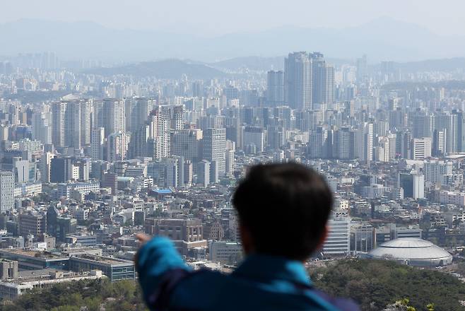 한 사민이 2일 서울 남산에서 아파트 일대를 손가락으로 가리키고 있다. 연합뉴스