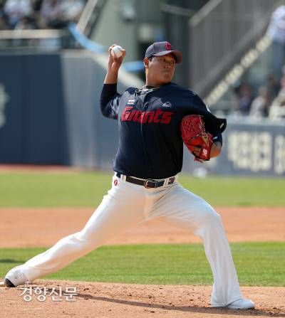 롯데 나균안이 2일 잠실구장에서 열린 두산과의 원정경기에서 역투하고 있다. 정지윤 선임기자