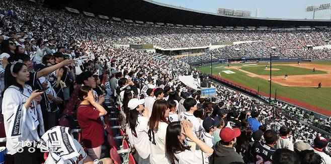 신나는 응원 야구 팬들이 KBO리그 개막 이틀째인 2일 서울 잠실구장을 가득 메운 채 롯데와 두산의 경기를 지켜보고 있다. 정지윤 선임기자 color@kyunghyang.com