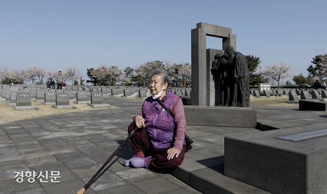 돌아오지 못한 아버지…남은 건 한뿐 ‘제주 4·3’ 75주년을 하루 앞둔 2일 제주시 4·3평화공원에서 1948년 10월17일 행방불명된 이인봉씨(1907년생)의 딸 이옹여 할머니(87)가 행방불명인 표석 앞에 앉아 있다. 제주 | 문재원 기자 mjw@kyunghyang.com