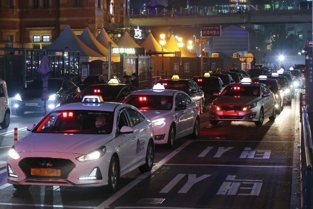 10일 오후 서울역 택시 승강장에서 택시들이 승객을 기다리고 있다. 연합뉴스