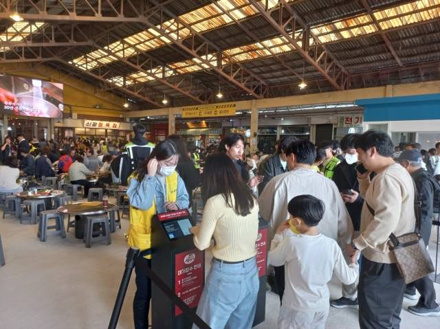한 달여간 재정비를 마치고 지난 1일 재개장한 예산시장이 많은 방문객으로 붐비고 있다.예산군 제공