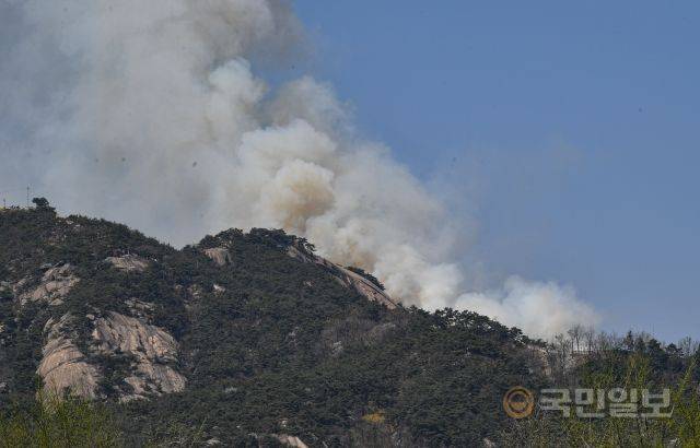 2일 서울 종로구 인왕산에서 산불로 인한 연기가 보이고 있다.