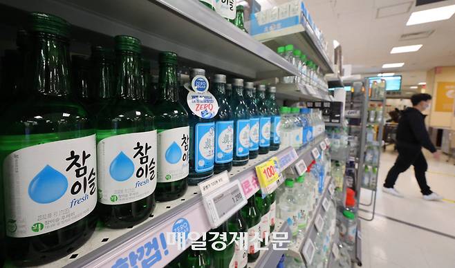 서울의 한 대형마트 주류 코너에 소주가 진열돼 있다. [박형기 기자]