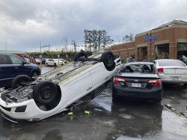 지난달 31일(현지 시간) 미 아칸소주 리틀록을 강타한 극심한 폭풍으로 한 마트 주차장의 자동차가 뒤집혀 있다. AP ·뉴시스