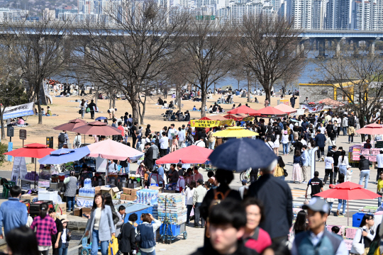 2일 오전 서울 여의도 한강공원에서 시민들이 즐거운 시간을 보내고 있다.박윤슬 기자