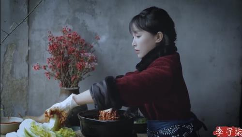 중국 유튜버가 김치를 버무리고 있다. 그는 해당 영상 태그에 '중국음식'이라고 달아 논란이 됐다. 유튜브 캡처