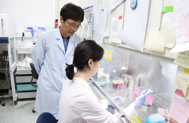 김용삼(왼쪽) 박사 연구팀이 유전자가위 기술을 활용한 연구를 수행하고 있다.[한국생명공학연구원 제공]