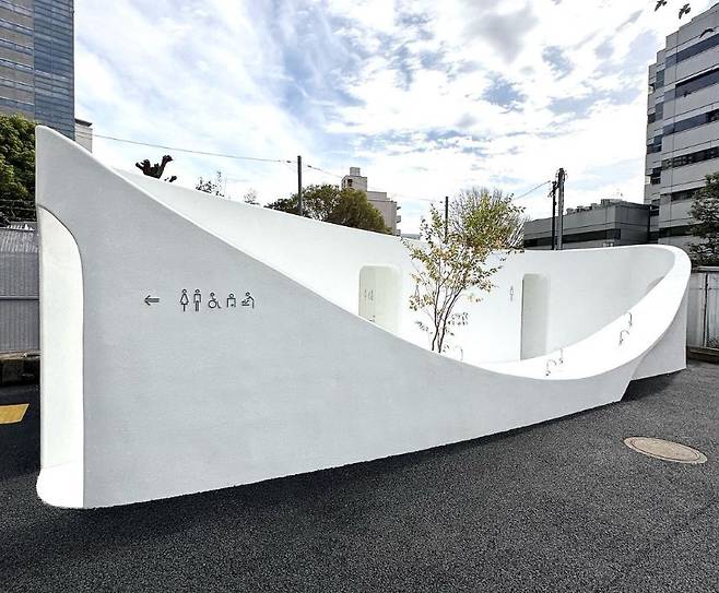 일본 도쿄 니시산도 쇼핑가에 들어선 공중화장실 '우츠와'. [후지모토 소우 인스타그램]