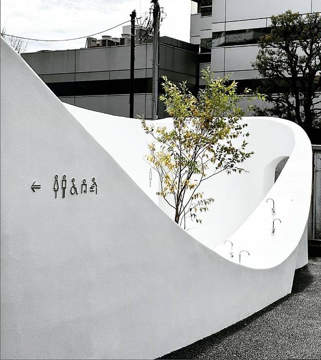 공중화장실 '우츠와'를 측면에서 바라본 모습. '우츠와'는 그릇이란 뜻이다. [도쿄화장실 사이트]
