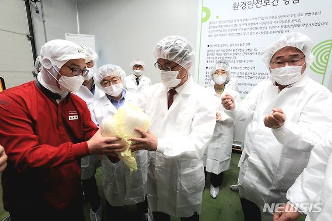 [세종=뉴시스] 김인중 농림축산식품부 차관이 일 전북 익산시 국가식품클러스터에 위치한 수출용 김치 생산기업 '피피이씨글로벌김치㈜'를 방문했다. (사진=농식품부 제공) 2023.02.13