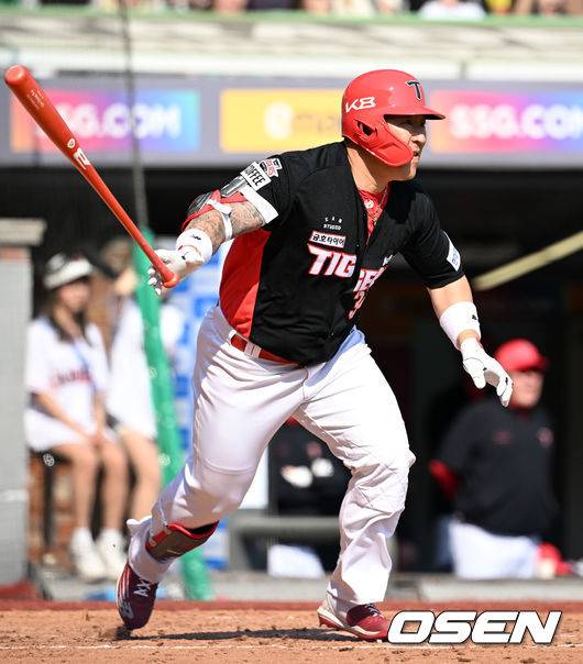 [OSEN=인천, 민경훈 기자]4회초 1사 주자 만루 KIA 최형우가 우익수 왼쪽 2타점 적시타를 날리고 있다. 2023.04.02 / rumi@osen.co.kr