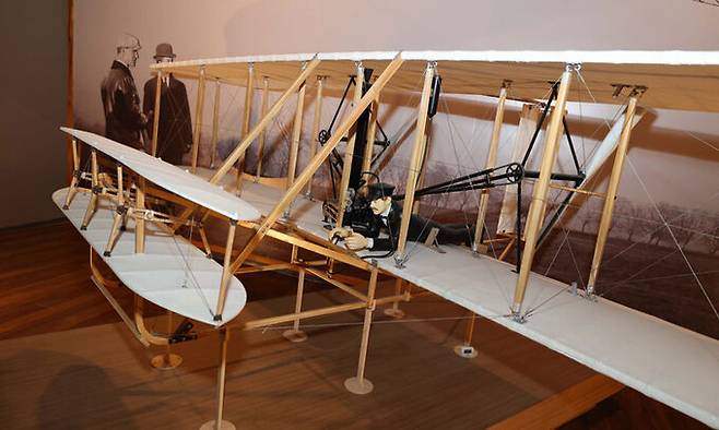 세계 최초로 하늘을 날았던 라이트 형제가 만든 비행기 모형.