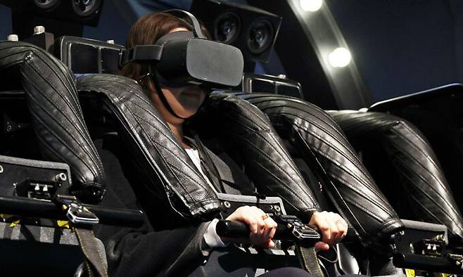 대한민국 공군 항공 쇼를 이끌고 있는 블랙이글스 탑승체험을 하고 있다.