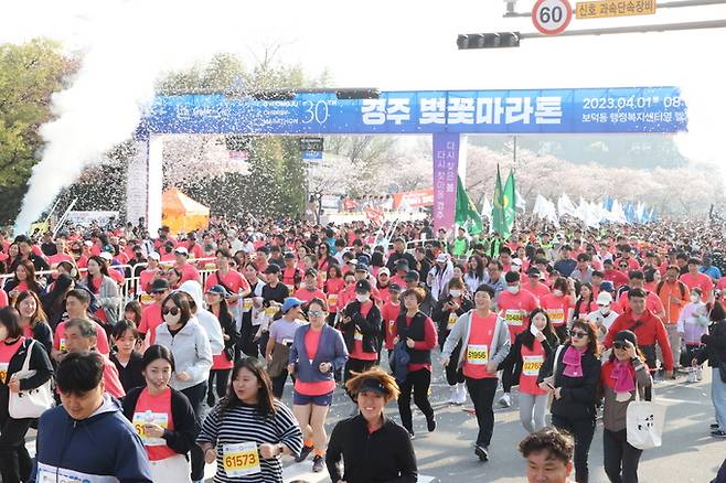 ‘경주벚꽃마라톤대회’가 1일 보문관광단지 일원에서 열린 가운데 전국서 온 마라토너들이 벚꽃 향연 속 화려한 레이스를 펼치고 있다. 경주시 제공