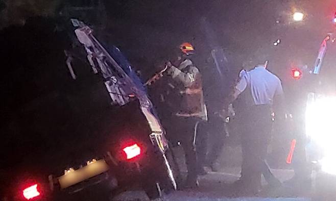 지난 1일 나주 왕곡교차 인근 배수로에 빠져있는 차량을 구조하는 전남소방 관계자 및 광주 동부소방서 김홍규 소방교. 광주 동부소방서 제공