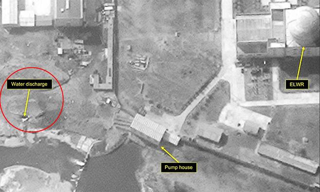 지난 3월 17일 촬영된 북한 평안북도 영변의 주요 핵시설 위성사진. (빨간 원 안) 실험용 경수로 펌프실에서 인근 구룡강으로 물이 방출되는 모습이 포착됐다. 38노스 홈페이지 제공
