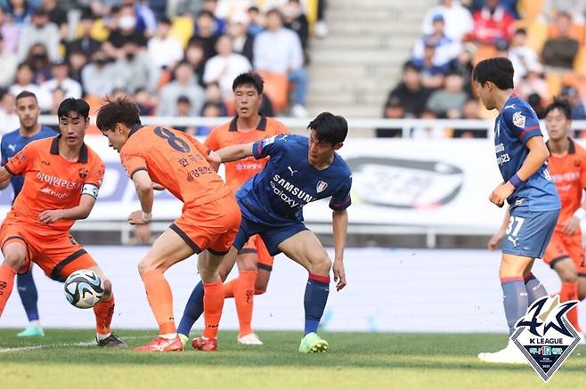 ▲ 치열했던 수원 삼성과 강원FC의 경기. ⓒ한국프로축구연맹