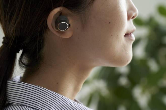 이어폰을 장시간 착용하면 청력 손실의 위험이 있지만, 노이즈캔슬링 기능을 사용하면 위험을 줄일 수 있다.[사진=게티이미지뱅크]