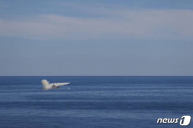 14일(현지시간) 이란 해군의 전함이 오만 만의 걸프 해역에서 미사일 발사훈련을 하고 있다. (사진은 기사 내용과 무관함) / 뉴스1 ⓒ News1ⓒ AFP=뉴스1 ⓒ News1 우동명 기자