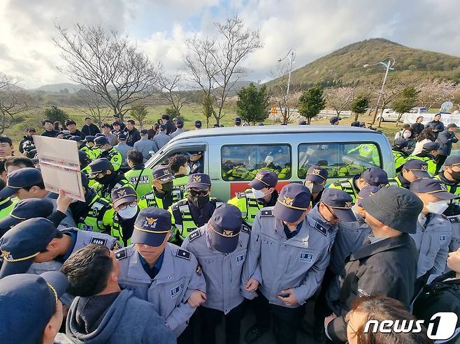 제75주년 제주4·3 희생자 추념일인 3일 오전 제주시 봉개동 제주4·3평화공원 앞에서 경찰이 시위에 나선 서북청년단 구국결사대 관계자들을 에워싸고 있다.(제주도사진기자회)2023.4.3/뉴스1