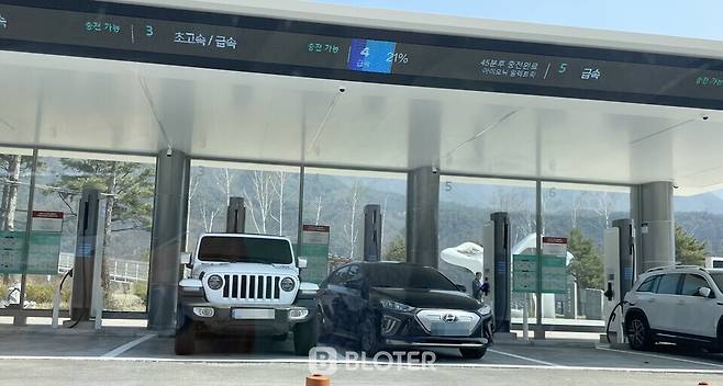 2일 내린천휴게소 서울방향 E-Pit 내 주차된 지프 랭글러 차량 (사진=조재환 기자)