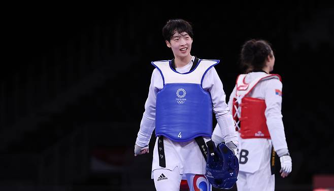 2021년 7월 일본 마쿠하리 메세홀에서 열린 도쿄올림픽 여자 태권도 67㎏ 초과급 결승에서 한국의 이다빈이 세르비아의 밀리차 만디치에 패한 뒤 아쉬워하고 있다./연합뉴스