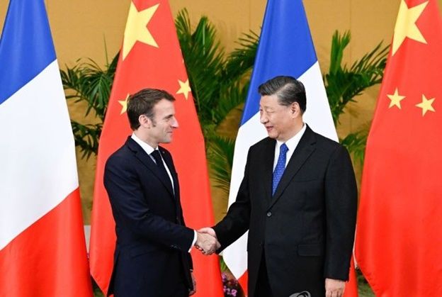 에마뉘엘 마크롱(왼쪽) 프랑스 대통령과 시진핑 중국 국가주석이 지난해 11월 15일 인도네시아 발리에서 열린 주요 20개국(G20) 정상회의를 계기로 만나 악수를 하고 있다. ⓒ 신화/연합뉴스