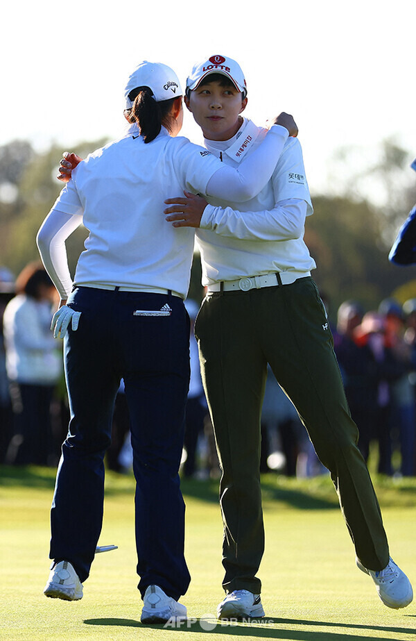 2023년 미국여자프로골프(LPGA) 투어 디오 임플란트 LA오픈 우승 경쟁에 가세한 김효주 프로가 최종라운드 경기를 끝낸 후 우승한 인뤄닝을 축하해 주는 모습이다. 사진제공=ⓒAFPBBNews = News1