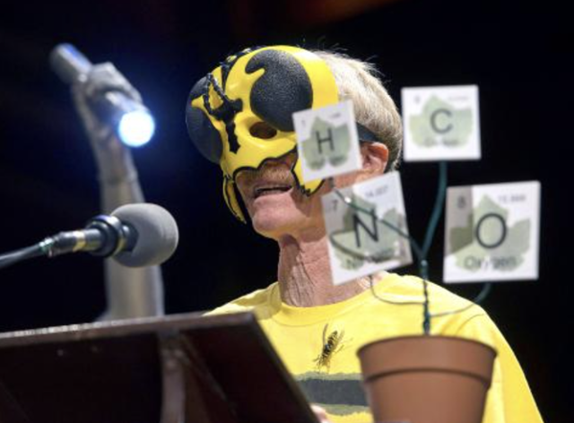 저스틴 슈미트는 "고통을 감내하며 독충이 유발하는 통증의 상대적 강도를 평가해 통증지수를 개발한 공로"로 2015년 이그노벨상을 수상했다. 하버드대에서 열린 시상식에 꿀벌 가면과 옷을 입고 참석해 수상소감을 밝히는 슈미트. EPA 연합뉴스