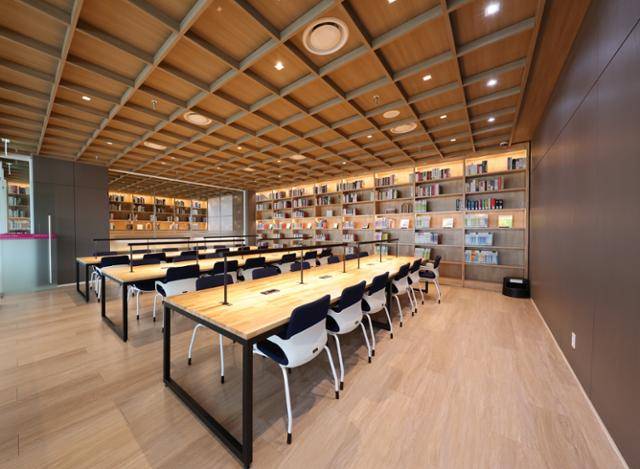 서울 마포구 호텔나루 1층에 새로 문을 연 도서관 '마포나루 스페이스'. 마포구 제공